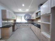 A Louer villa sur deux niveaux S+4 avec jardin et garage à La Soukrat
