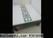 Living en bon état avec table base