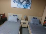 A vendre 2 lits d'une place et demie chacun + une table de nuit + 2 matelats