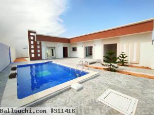 maison 07 pièces avec piscine et garage a vendre à Djerba