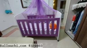 lit pour bébé + coiffeuse