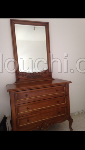 Av un grand miroir avec sa table