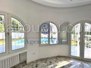 A Louer une villa s+5 avec piscine , jardin et garage A Gammarth
