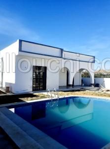 belle villa de 450m avec piscine à hammamet sud