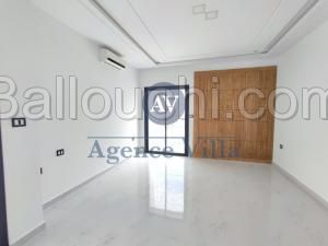 A Louer villa sur deux niveaux jamais habité S+4 à La Soukra