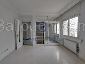 A louer une villa s+5 avec jardin et un garage Au Lac .
