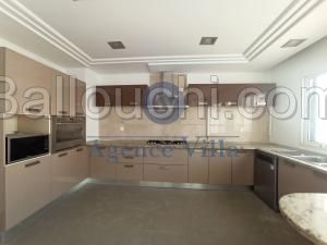 A louer une villa s+4 sur deux niveaux avec piscine A Gammarth