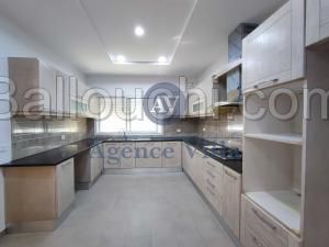 A Louer villa sur deux niveaux S+4 avec jardin et garage à La Soukrat