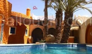 jerba , houmet esouk , une villa style arabesque avec piscine