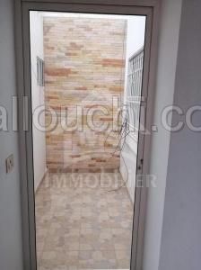 Un bloc composé d'une maison, un garage, un appartement et 2 studios à vendre à Hammamet 51355351