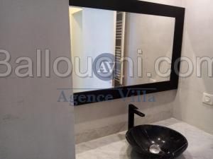 A Louer une villa s+5 avec piscine A La Soukra