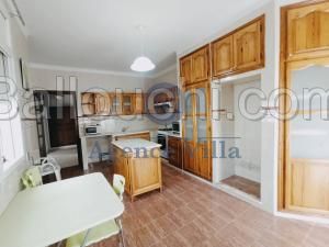 A louer un étage de villa s+3 Avec terrasse et abri de voiture A Gammarth
