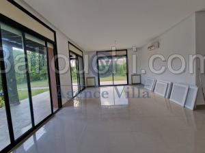 A louer une villa s+3 plus chambre de service avec piscine à gammarth