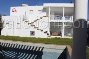 menzel tmim plage , une maison d’hôte avec une grande piscine