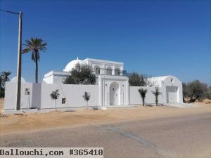 Villa style djerbien avec piscine à vendre à Sedghiane - Djerba