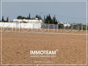 - un superbe terrain situé à 3 km du rond point Jinan hammamet