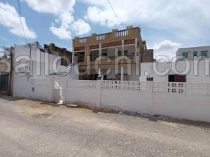 Villa à deux étages avec deux studios