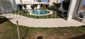 Jinan béni khiar ; villa avec piscine tous près de la plage.