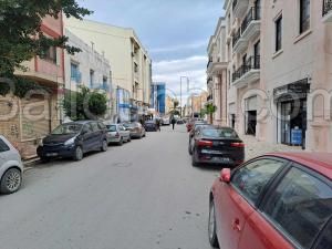 trois locaux commerciaux + appartement s+2 surface 66 m2