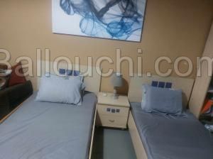 A vendre 2 lits d'une place et demie chacun + une table de nuit + 2 matelats