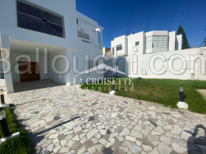Villa S+9 avec piscine à La Soukra MVL1480