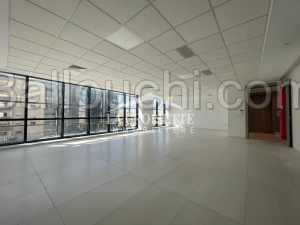 Un open space avec un bureau au lac2 MBL0392