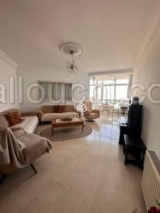 À VENDRE : Un spacieux appartement S+3 situé à Cité Wahat