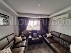 À vendre : Deux appartements spacieux au 1er étage avec 5 chambres, suites, cuisines, parkings et confort complet